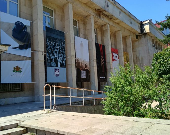 fasada teather 507251 1 Нов облик за фасадата на Драматичен театър „Борис Луканов“ в Ловеч