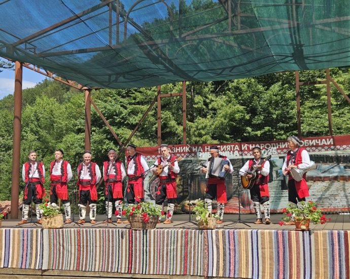 ribarica folk 2207251 15 Над 1000 самодейци оживиха Рибарица на Празника на народния обичай и автентичната носия