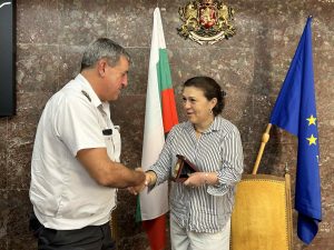 Стоянова удостои с почетния плакет на областния управител директора на РДПБЗН507251 2 Комисар Петър Петров бе удостоен с почетен плакет от областния управител на Ловеч