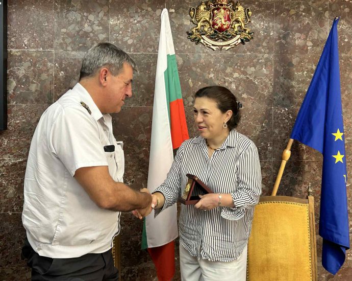 Стоянова удостои с почетния плакет на областния управител директора на РДПБЗН507251 2 Комисар Петър Петров бе удостоен с почетен плакет от областния управител на Ловеч