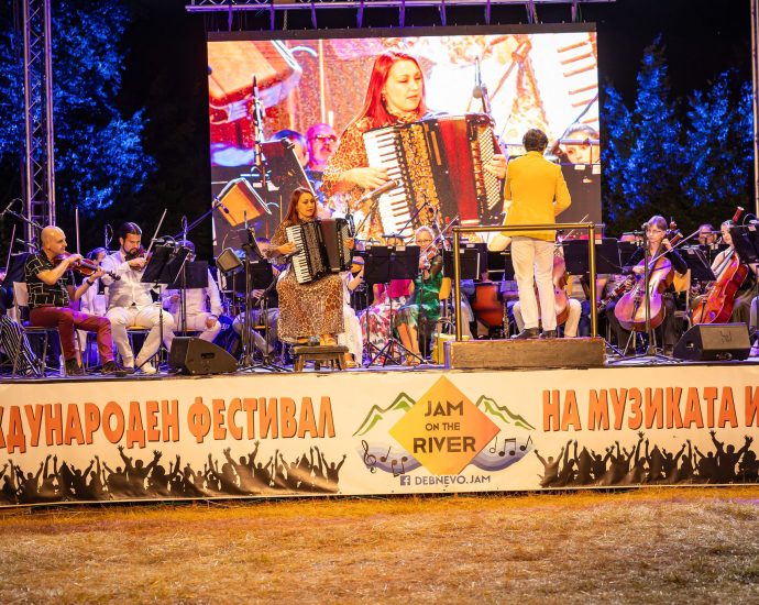 Jam on the river 2025 10 Създаденият с много любов и професионализъм Международен фестивал на музиката и изкуствата "Jam on the river" завърши в неделя