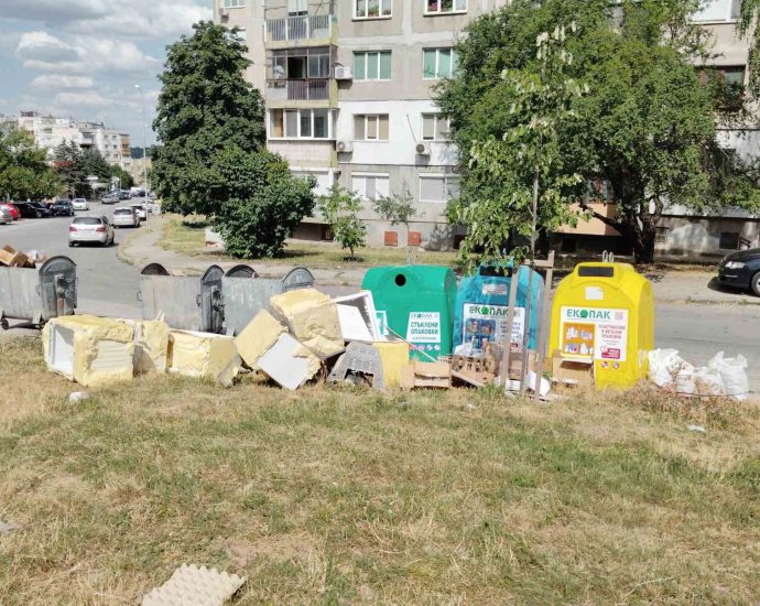 bokluci 1408251 3 Страцимир Петков: Аз не бих си изхвърлил покъщнината от ремонта до контейнера. И много хора не го правят. Апелирам към тези, които не им пука – не го правете.
