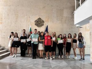 mladeji nagradi 1108251 2 По случай Международния ден на младежта 12 август областният управител Дора Стоянова награди отличили се през годината млади хора с активна работа при реализиране на младежки инициативи и социално значими каузи