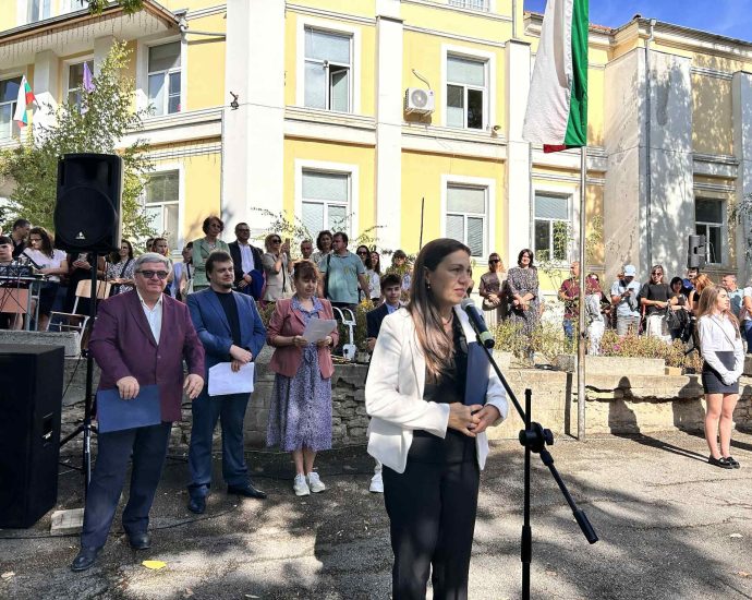 OU uchenici parvi ucheben den 1509251 1 Областният управител Дора Стоянова поздрави учениците и учителите за първия учебен ден