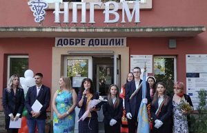 OU uchenici parvi ucheben den 1509251 5 Областният управител Дора Стоянова поздрави учениците и учителите за първия учебен ден