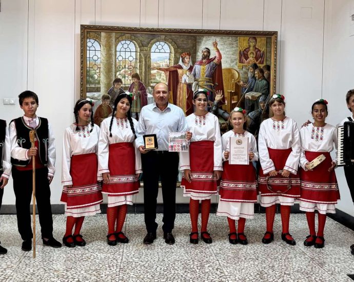 joglav folklor 1309251 1 Млади фолклорни изпълнители от Йоглав гостуваха в Община Ловеч