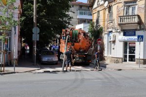 pochistvne shahti 909251 Община Ловеч започна есенното почистване на дъждоприемните шахти и отводнителни канали в града