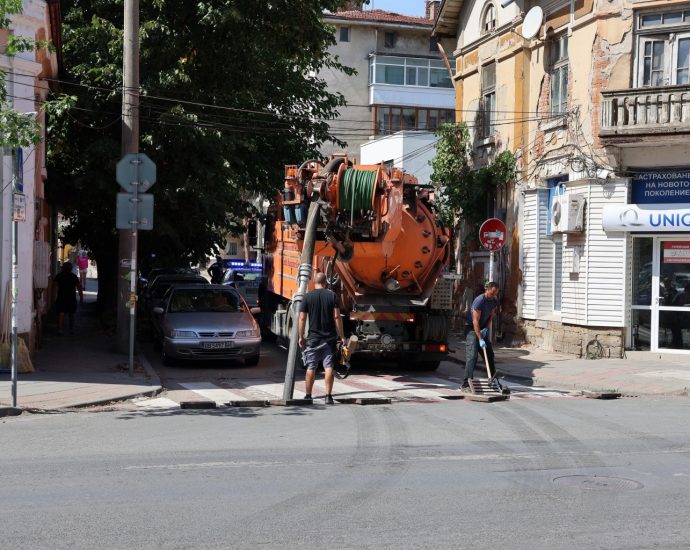 pochistvne shahti 909251 Община Ловеч започна есенното почистване на дъждоприемните шахти и отводнителни канали в града