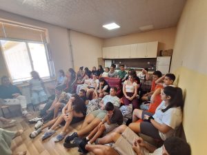 teather chetene 250925 2 Актьори от Драматичния театър в Ловеч се включиха активно в инициативата „Нощ на литературата“