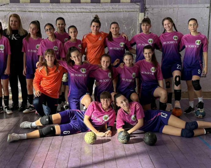 handball lovech jeni 271025 4 Успешен старт за хандбалистките на ХК „Ловеч 98“ – победа, загуба в оспорвана битка и силно представяне на децата