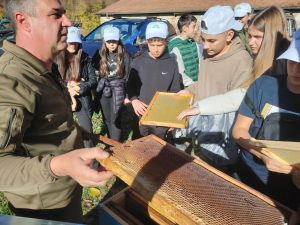 lesovadi deca 3010252 Над 90 ученици от четири училища в община Ловеч се включиха в инициативата „Уча се от лесовъда“, част от Седмицата на будителите с горските педагози