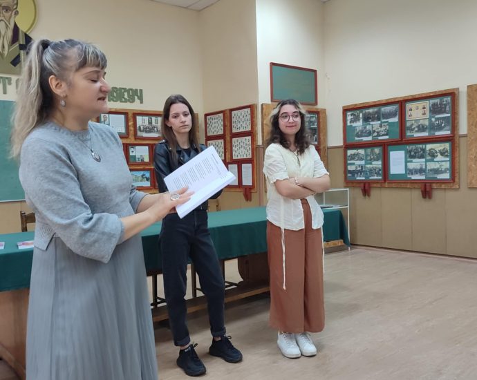 ЛИНА ЕЛИЦА И МАЯ в Гимназията 271025 Млади автори от Троян гостуваха на учениците от СУ „Св. Климент Охридски“ в Ловеч