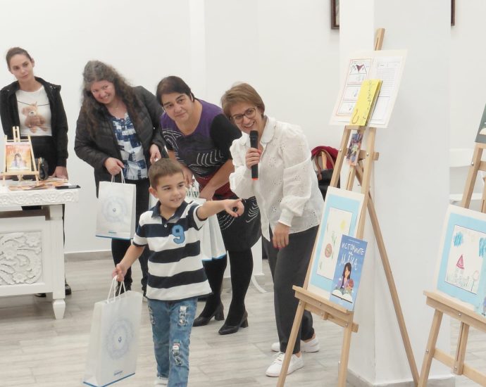 deca lukovit izlojba 511251 2 Децата от Луковит представиха своите книжки по проект „Историите на мама“