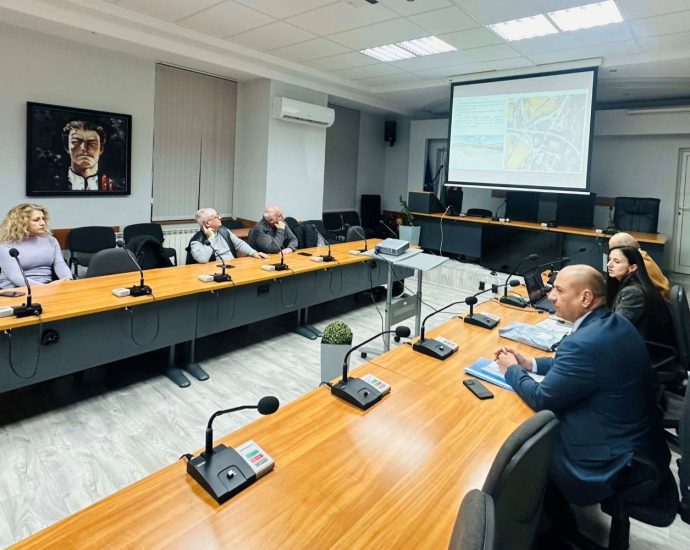 diskusia samolet 251125 На 24 ноември 2025 г. в залата на Общински съвет – Ловеч се проведе обществено обсъждане относно предложението за поставяне на самолет „МиГ-21“ на територията на града