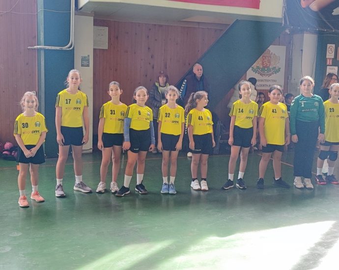handball momicheta lovech 21125 2 Първи победи и големи усмивки за малките хандбалистки на „Ловеч 98“!