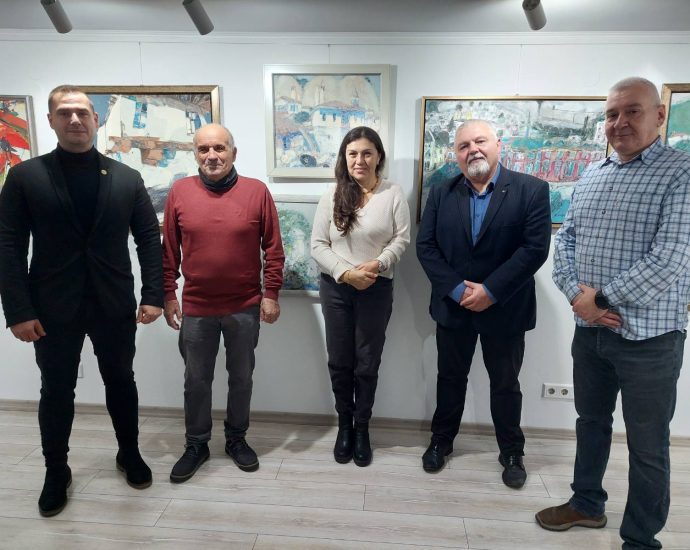 izlojba nikolai dobrev 911251 7 На 7 ноември 2025 г. Арт галерия „Мостове“ имаше честта да посрещне почитателите на изобразителното изкуство на откриването на живописната изложба на ловешкия художник Николай Добрев