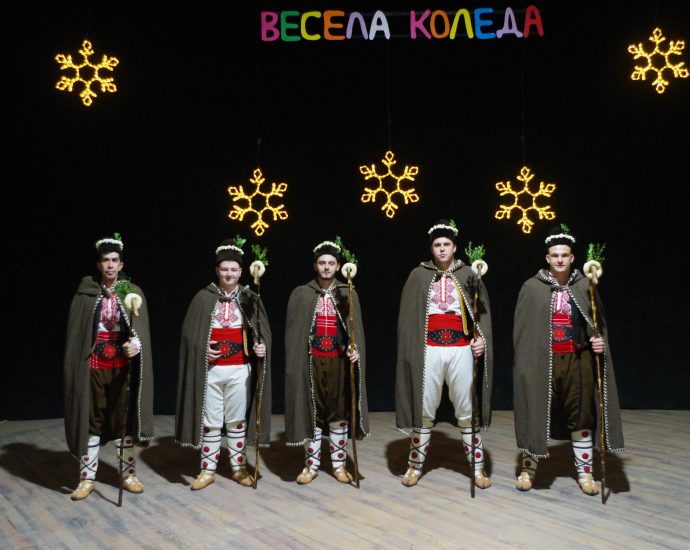 15.12.25 коледари Група коледари ще посетят всеки дом в Угърчин на 25 декември вечерта