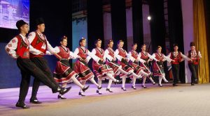 8.12.25 основният състав 2024 г Фолклорен ансамбъл „Фаворит“ – Угърчин празнува 15 години с юбилеен концерт на 20 декември