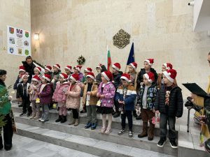 elha oblast lovech 111225 2 Талантът на децата от Ловеч озари коледната елха в областната администрация