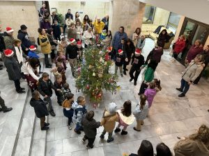 elha oblast lovech 111225 5 Талантът на децата от Ловеч озари коледната елха в областната администрация