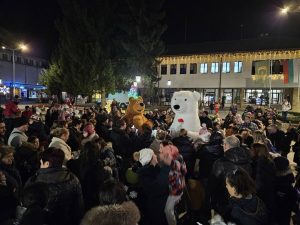 elha teteven 71225 12 Коледната елха в Тетевен грейна и бе поставено началото на Коледните и Новогодишни празници в общината