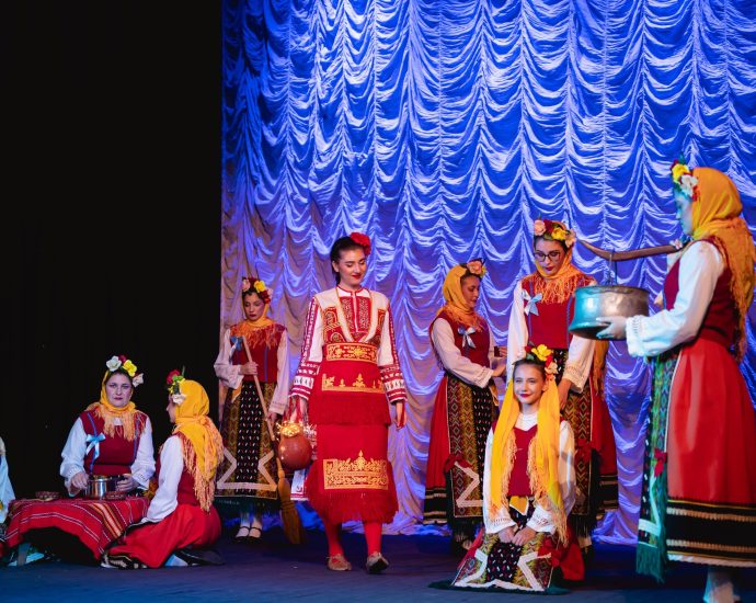 folk magia 11225 11 Фолклорен ансамбъл „Магия“ отбеляза 10 години с юбилеен концерт-спектакъл „Съкровището“ в Ловеч