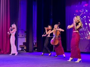 koleda svetlini lovech 51225 2 Светлините на коледната елха в Ловеч грейнаха и дадоха старт на „Магията на Коледа“