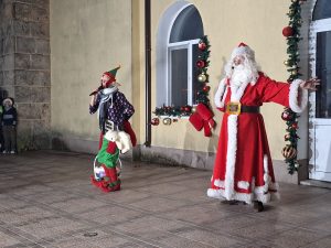 koleda ugarchin 81225 3 В очакване на най-хубавия празник в годината Рождество Христово Угърчин заблестя