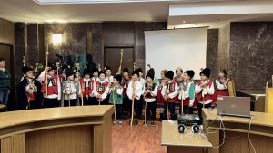 koledari ou 181225 2 Първокласници от ОУ „Васил Левски“ – Ловеч, внесоха коледно настроение в областната администрация