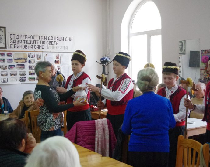 koledari ugarchin 181225 Коледари ще донесат празничен дух в институциите, търговските обекти и домовете в Угърчин
