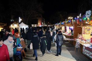 koleden bazar lovech 151225 7 Коледният базар отвори врати пред Ловчанското читалище и донесе щедра доза празнична магия