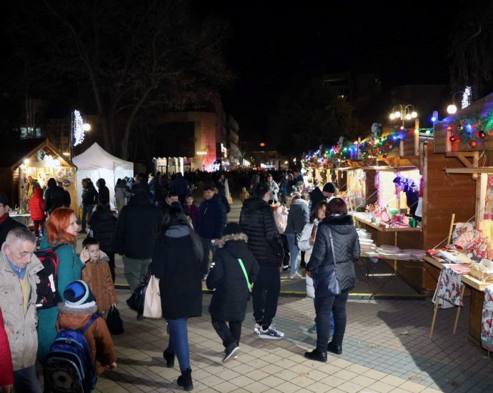 koleden bazar lovech 151225 7 Коледният базар отвори врати пред Ловчанското читалище и донесе щедра доза празнична магия