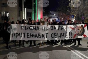 protest lovech 21225 В Ловеч протестът срещу бюджета прерасна в шествие