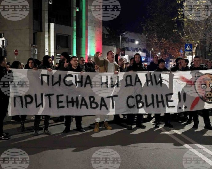 protest lovech 21225 В Ловеч протестът срещу бюджета прерасна в шествие