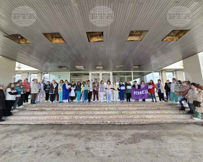 protest medici lovech bta 101225 Медицински специалисти от ловешката болница излязоха на едночасов протест