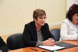 teteven plan priem 111225 2 В салона на Общинска администрация – Тетевен се проведе работна среща, посветена на предстоящото реализиране на държавния план-прием за учебната 2026/2027 година в средните училища на общината. Форумът бе организиран съвместно с РУО – Ловеч и открит от кмета на Тетевен, д-р Мадлена Бояджиева. В приветствието си тя подчерта, че планирането на приема е съществено за осигуряване на качествено и достъпно образование, като обърна внимание на важната роля на общината като посредник между училищата и местния бизнес. Според нея именно това партньорство ще създаде реални перспективи за професионална реализация на младите хора в региона. Д-р Иваничка Буровска, началник на РУО – Ловеч, съобщи, че през тази година 151 ученици са завършили 7. клас в общината – девет повече спрямо предходната година. Тя насочи вниманието към необходимостта от задържане на учениците в местните училища, както и към факторите, които ги мотивират да изберат обучение в други градове. Д-р Буровска представи и новите насоки на МОН относно чуждоезиковото обучение, акцентирайки върху засилването на общообразователната подготовка и функционалната грамотност, без да се ограничава възможността за качествено езиково обучение. Средните училища в община Тетевен заявиха следния държавен план-прием за 2026/2027 г.: СУ „Георги Бенковски“ – Тетевен • Професионална паралелка: Компютърни системи и технологии; Електронна търговия, маркетинг и реклама • Професионална паралелка: Ресторантьорство и кетъринг НПГГСД „Сава Младенов“ – Тетевен • Професионална паралелка: Стопанисване на горите и Механизация на горското стопанство • Професионална паралелка: Мебелно производство и реставрация Професионална гимназия по строителство, електротехника и услуги – Тетевен • Професионална паралелка: Строителство и архитектура • Професионална паралелка: Автомобилна техника и мехатроника; Устойчива мода На срещата присъстваха още представители на РУО – Ловеч, ръководители на училища от общината, представители на бизнеса, на институции и на Бюро по труда – Тетевен.