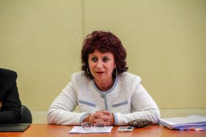 teteven plan priem 111225 4 В салона на Общинска администрация – Тетевен се проведе работна среща, посветена на предстоящото реализиране на държавния план-прием за учебната 2026/2027 година в средните училища на общината. Форумът бе организиран съвместно с РУО – Ловеч и открит от кмета на Тетевен, д-р Мадлена Бояджиева. В приветствието си тя подчерта, че планирането на приема е съществено за осигуряване на качествено и достъпно образование, като обърна внимание на важната роля на общината като посредник между училищата и местния бизнес. Според нея именно това партньорство ще създаде реални перспективи за професионална реализация на младите хора в региона. Д-р Иваничка Буровска, началник на РУО – Ловеч, съобщи, че през тази година 151 ученици са завършили 7. клас в общината – девет повече спрямо предходната година. Тя насочи вниманието към необходимостта от задържане на учениците в местните училища, както и към факторите, които ги мотивират да изберат обучение в други градове. Д-р Буровска представи и новите насоки на МОН относно чуждоезиковото обучение, акцентирайки върху засилването на общообразователната подготовка и функционалната грамотност, без да се ограничава възможността за качествено езиково обучение. Средните училища в община Тетевен заявиха следния държавен план-прием за 2026/2027 г.: СУ „Георги Бенковски“ – Тетевен • Професионална паралелка: Компютърни системи и технологии; Електронна търговия, маркетинг и реклама • Професионална паралелка: Ресторантьорство и кетъринг НПГГСД „Сава Младенов“ – Тетевен • Професионална паралелка: Стопанисване на горите и Механизация на горското стопанство • Професионална паралелка: Мебелно производство и реставрация Професионална гимназия по строителство, електротехника и услуги – Тетевен • Професионална паралелка: Строителство и архитектура • Професионална паралелка: Автомобилна техника и мехатроника; Устойчива мода На срещата присъстваха още представители на РУО – Ловеч, ръководители на училища от общината, представители на бизнеса, на институции и на Бюро по труда – Тетевен.