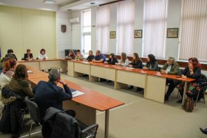 teteven plan priem 111225 5 В салона на Общинска администрация – Тетевен се проведе работна среща, посветена на предстоящото реализиране на държавния план-прием за учебната 2026/2027 година в средните училища на общината. Форумът бе организиран съвместно с РУО – Ловеч и открит от кмета на Тетевен, д-р Мадлена Бояджиева. В приветствието си тя подчерта, че планирането на приема е съществено за осигуряване на качествено и достъпно образование, като обърна внимание на важната роля на общината като посредник между училищата и местния бизнес. Според нея именно това партньорство ще създаде реални перспективи за професионална реализация на младите хора в региона. Д-р Иваничка Буровска, началник на РУО – Ловеч, съобщи, че през тази година 151 ученици са завършили 7. клас в общината – девет повече спрямо предходната година. Тя насочи вниманието към необходимостта от задържане на учениците в местните училища, както и към факторите, които ги мотивират да изберат обучение в други градове. Д-р Буровска представи и новите насоки на МОН относно чуждоезиковото обучение, акцентирайки върху засилването на общообразователната подготовка и функционалната грамотност, без да се ограничава възможността за качествено езиково обучение. Средните училища в община Тетевен заявиха следния държавен план-прием за 2026/2027 г.: СУ „Георги Бенковски“ – Тетевен • Професионална паралелка: Компютърни системи и технологии; Електронна търговия, маркетинг и реклама • Професионална паралелка: Ресторантьорство и кетъринг НПГГСД „Сава Младенов“ – Тетевен • Професионална паралелка: Стопанисване на горите и Механизация на горското стопанство • Професионална паралелка: Мебелно производство и реставрация Професионална гимназия по строителство, електротехника и услуги – Тетевен • Професионална паралелка: Строителство и архитектура • Професионална паралелка: Автомобилна техника и мехатроника; Устойчива мода На срещата присъстваха още представители на РУО – Ловеч, ръководители на училища от общината, представители на бизнеса, на институции и на Бюро по труда – Тетевен.
