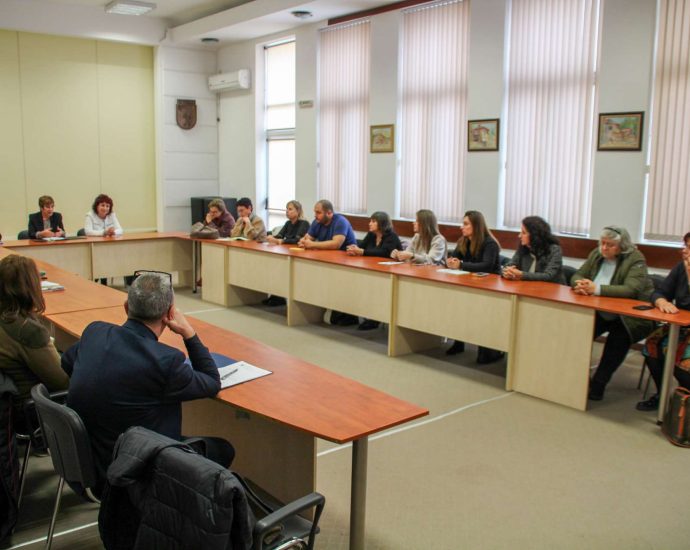 teteven plan priem 111225 5 В салона на Общинска администрация – Тетевен се проведе работна среща, посветена на предстоящото реализиране на държавния план-прием за учебната 2026/2027 година в средните училища на общината. Форумът бе организиран съвместно с РУО – Ловеч и открит от кмета на Тетевен, д-р Мадлена Бояджиева. В приветствието си тя подчерта, че планирането на приема е съществено за осигуряване на качествено и достъпно образование, като обърна внимание на важната роля на общината като посредник между училищата и местния бизнес. Според нея именно това партньорство ще създаде реални перспективи за професионална реализация на младите хора в региона. Д-р Иваничка Буровска, началник на РУО – Ловеч, съобщи, че през тази година 151 ученици са завършили 7. клас в общината – девет повече спрямо предходната година. Тя насочи вниманието към необходимостта от задържане на учениците в местните училища, както и към факторите, които ги мотивират да изберат обучение в други градове. Д-р Буровска представи и новите насоки на МОН относно чуждоезиковото обучение, акцентирайки върху засилването на общообразователната подготовка и функционалната грамотност, без да се ограничава възможността за качествено езиково обучение. Средните училища в община Тетевен заявиха следния държавен план-прием за 2026/2027 г.: СУ „Георги Бенковски“ – Тетевен • Професионална паралелка: Компютърни системи и технологии; Електронна търговия, маркетинг и реклама • Професионална паралелка: Ресторантьорство и кетъринг НПГГСД „Сава Младенов“ – Тетевен • Професионална паралелка: Стопанисване на горите и Механизация на горското стопанство • Професионална паралелка: Мебелно производство и реставрация Професионална гимназия по строителство, електротехника и услуги – Тетевен • Професионална паралелка: Строителство и архитектура • Професионална паралелка: Автомобилна техника и мехатроника; Устойчива мода На срещата присъстваха още представители на РУО – Ловеч, ръководители на училища от общината, представители на бизнеса, на институции и на Бюро по труда – Тетевен.