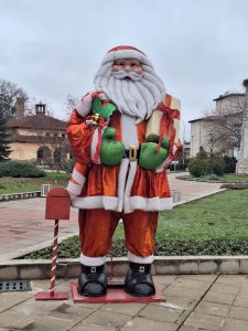 ugarchin leha 1225 3 На 8 декември от 17:30 ч. пред сградата на Община Угърчин тържествено ще бъдат запалени светлините на коледната елха