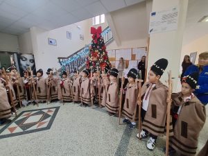 Угърчин коледари 221525 3 Коледари от ДГ „Светулка“ донесоха празнична магия в Община Угърчин