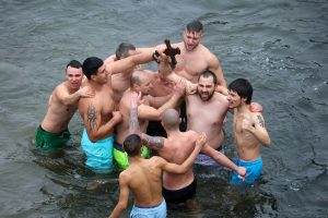 bogojavlenie jordanovden 60126 3 23-годишният Михаил Велчевски извади Светия кръст от река Осъм в Ловеч