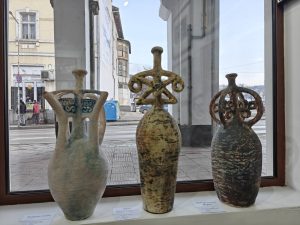 otkrivane izlojba ot raka 220126 16 С голям интерес и топло присъствие снощи беше открита изложбата „Знак отъ ръка“ на троянската керамичка Евгения Георгиева в Арт галерия „Мостове“ – Ловеч
