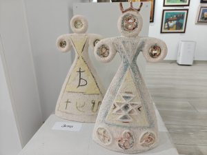 otkrivane izlojba ot raka 220126 40 С голям интерес и топло присъствие снощи беше открита изложбата „Знак отъ ръка“ на троянската керамичка Евгения Георгиева в Арт галерия „Мостове“ – Ловеч