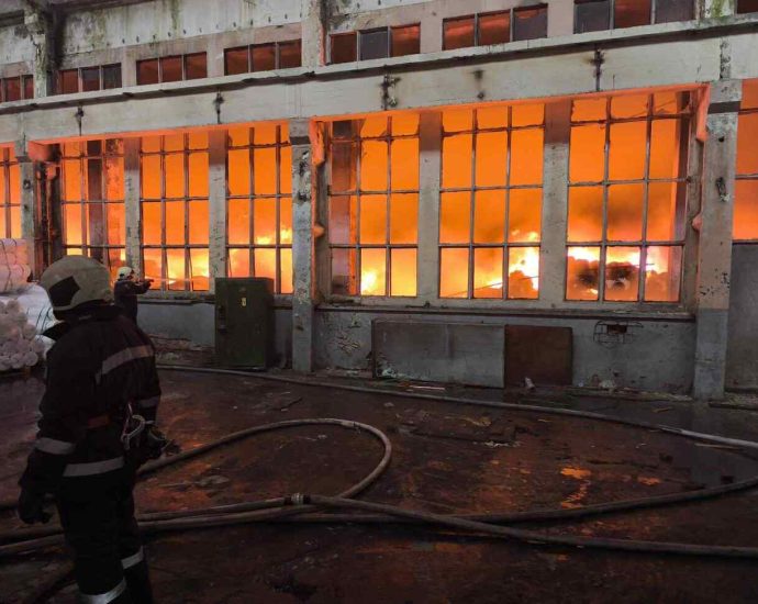 pojar troyan 140126 2 Няма пострадали хора при пожара в складово помещение на ул. „Академик Ангел Балевски“ в Троян