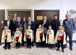 survakari lovech 50126 1 Малки сурвакари от ДГ „Радост“ отправиха благослов за здраве в Община Ловеч