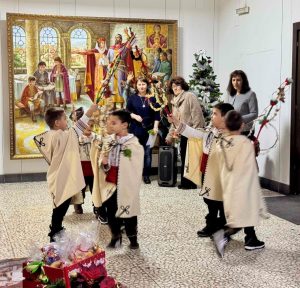 survakari lovech 50126 2 Малки сурвакари от ДГ „Радост“ отправиха благослов за здраве в Община Ловеч