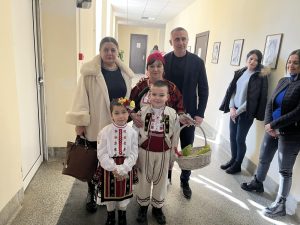 27.02.26 баба марта Ugarchin 3 2 Баба Марта, Пижо и Пенда посетиха институциите в Угърчин с пожелания за здраве и благоденствие