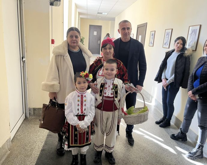 27.02.26 баба марта Ugarchin 3 2 Баба Марта, Пижо и Пенда посетиха институциите в Угърчин с пожелания за здраве и благоденствие