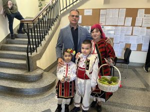 27.02.26 баба марта Ugarchin 3 3 Баба Марта, Пижо и Пенда посетиха институциите в Угърчин с пожелания за здраве и благоденствие